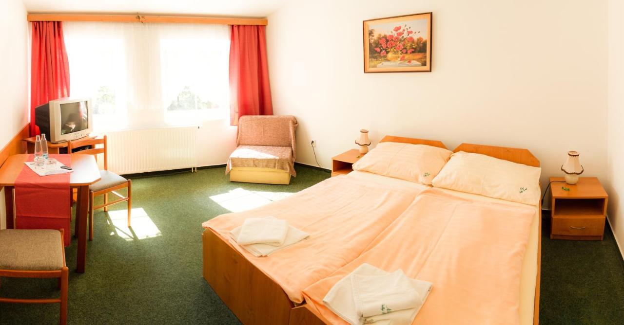 Motel Velky Rybnik Dehtare  エクステリア 写真